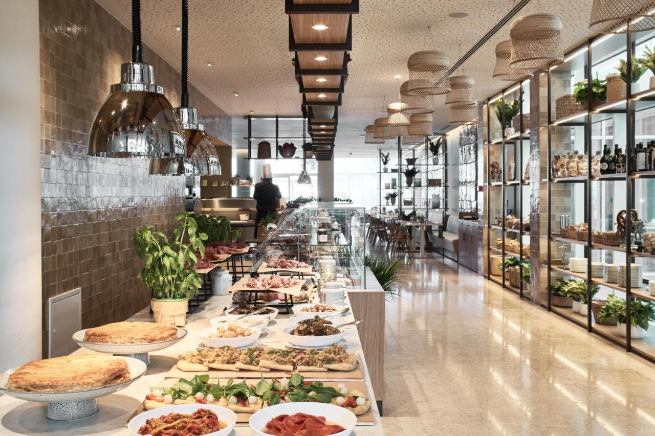 فندق وسبا فالكينستاينير جيسولو ليدو دي يسولو المظهر الخارجي الصورة The buffet at the hotel