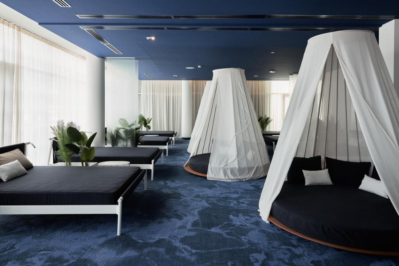 فندق وسبا فالكينستاينير جيسولو ليدو دي يسولو المظهر الخارجي الصورة The interior of the lounge