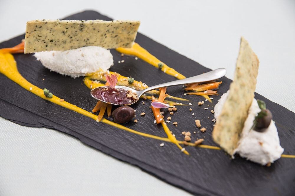 فندق وسبا فالكينستاينير جيسولو ليدو دي يسولو المظهر الخارجي الصورة A cheese platter